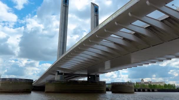 Мост Бордо Жак Шабан Подвесил Мост Через Реку Гаронна Францию — стоковое видео