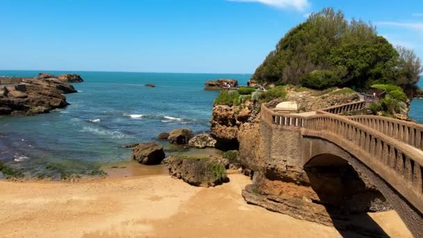 Rocher Basta Giden Taş Köprü Fransa Nın Biarritz Sahilinin Manzaralı — Stok video