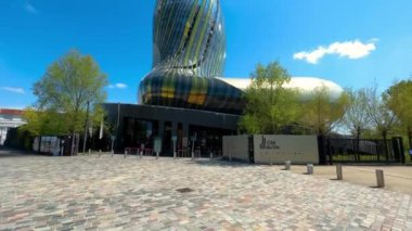 Bordeaux, Fransa - 17 Nisan 2023: La Cite du Vin, Garonne Nehri yakınlarındaki Bordeaux şarap müzesi. Bordeaux, Aquitaine, Fransa. Yüksek kalite 4k görüntü