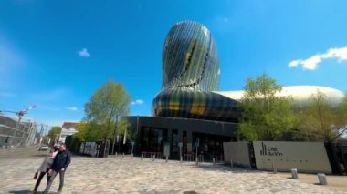 Bordeaux, Fransa - 17 Nisan 2023: La Cite du Vin, Garonne Nehri yakınlarındaki Bordeaux şarap müzesi. Bordeaux, Aquitaine, Fransa. Yüksek kalite 4k görüntü