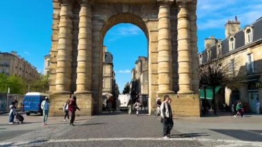 Bordeaux, Fransa - 18 Nisan 2023: Fransa 'nın Bordeaux kentindeki Place de la Victoire meydanındaki Aquitaine kapısı. Yüksek kalite 4k görüntü