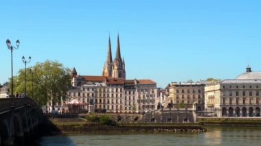 Bayonne kasabası, Aquitaine, Fransa 'daki eski binalar. Yüksek kalite 4k görüntü