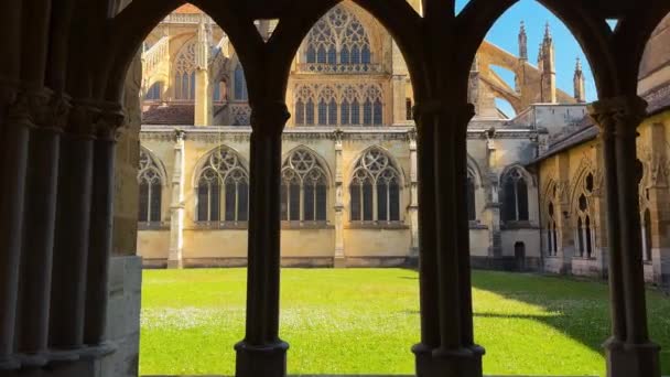 フランス バイヨンヌ 2023年4月19日 サント マリー バイヨンヌ大聖堂の回廊にあるゴシック様式のアーチと柱 高品質4K映像 — ストック動画