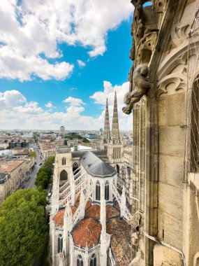 Fransa 'da güneşli bir günde St. Andrew Katedrali ile Bordeaux şehrinin havadan manzarası. Yüksek kaliteli fotoğrafçılık