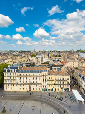 Fransa 'nın güzel bir yaz gününde Bordeaux' nun panoramik hava manzarası. Yüksek kaliteli fotoğrafçılık.