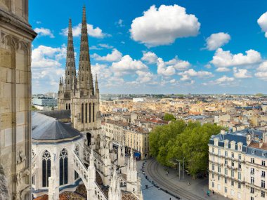 Fransa 'da güneşli bir günde St. Andrew Katedrali ile Bordeaux şehrinin havadan manzarası. Yüksek kaliteli fotoğrafçılık