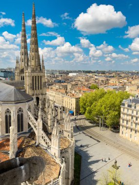 Fransa 'da güneşli bir günde St. Andrew Katedrali ile Bordeaux şehrinin havadan manzarası. Yüksek kaliteli fotoğrafçılık