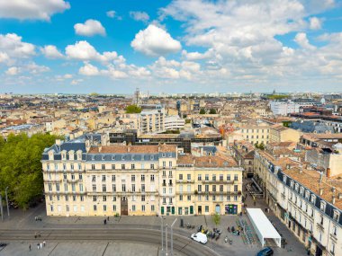 Fransa 'nın güzel bir yaz gününde Bordeaux' nun panoramik hava manzarası. Yüksek kaliteli fotoğrafçılık.