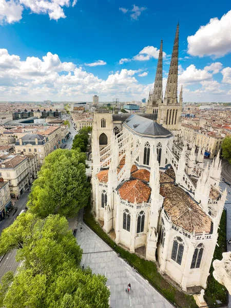 Fransa 'da güneşli bir günde St. Andrew Katedrali ile Bordeaux şehrinin havadan manzarası. Yüksek kaliteli fotoğrafçılık