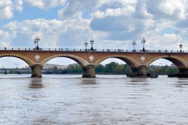 Bordeaux, Fransa 'daki Garonne nehri üzerindeki taş köprü. Yüksek kaliteli fotoğrafçılık.