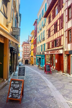 Bayonne, Fransa - 18 Nisan 2023: Bayonne kasabasındaki eski binalar, Aquitaine, Fransa. Yüksek kaliteli fotoğrafçılık