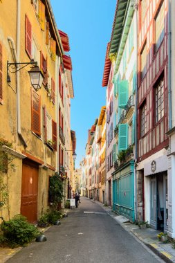 Bayonne, Fransa - 18 Nisan 2023: Bayonne kasabasındaki eski binalar, Aquitaine, Fransa. Yüksek kaliteli fotoğrafçılık