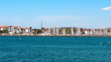 Fransız kıyı kasabası Hendaye 'a İspanyol tarafından bakın. İspanya ve Fransa arasındaki deniz sınırı. Yüksek kalite 4k görüntü