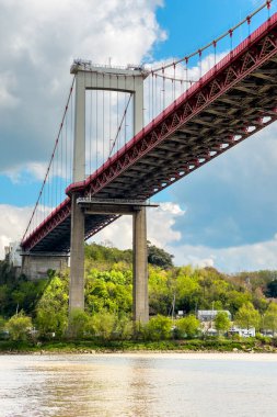 Pont dAquitaine, Fransa 'nın Bordeaux şehrindeki Garonne nehrinin üzerindeki asma köprü. Yüksek kaliteli fotoğrafçılık