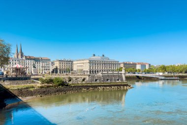 Bayonne 'dan Adour nehrinin manzarası. Bayonne, Fransa 'nın güneyinde bir şehirdir. Yüksek kaliteli fotoğrafçılık