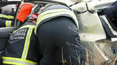 Araba kazası, trafik kazası, trafik kazası. İtfaiyeciler, Yaralı Kurbanlar. İtfaiyeciler yolculara ilk yardım sağlar. Yüksek kalite 4k görüntü.