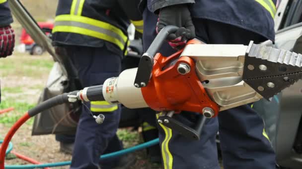 Brandweerlieden Die Hydraulisch Gereedschap Gebruiken Tijdens Een Reddingsoperatie Redders Ontgrendelen — Stockvideo