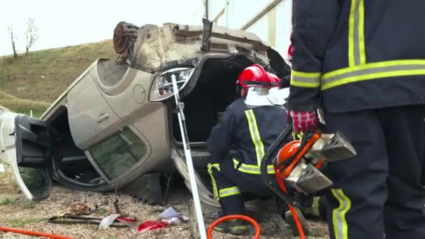 Petugas Pemadam Kebakaran Menggunakan Peralatan Hidrolik Selama Pelatihan Operasi Penyelamatan — Stok Video