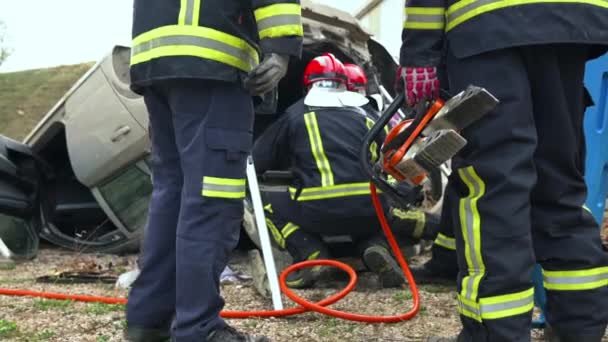 Firefighters Using Hydraulic Tools Rescue Operation Training Rescuers Unlock Passenger — Stock Video