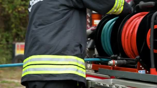 Felismerhetetlen Tűzoltó Ellenőrző Karbantartó Berendezések Kandalló Iroda Területén Tűzoltóautó Közelében — Stock videók