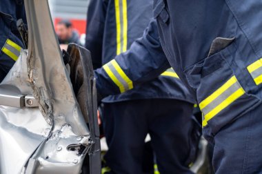 Araba kazası, trafik kazası, trafik kazası. İtfaiyeciler, Yaralı Kurbanlar. İtfaiyeciler yolculara ilk yardım sağlar. Yüksek kaliteli fotoğrafçılık.