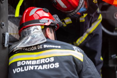 Araba kazası, trafik kazası, trafik kazası. İtfaiyeciler, Yaralı Kurbanlar. İtfaiyeciler yolculara ilk yardım sağlar. Yüksek kaliteli fotoğrafçılık.
