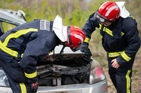 Car Crash Traffic Accident Firefighters Rescue Injured Trapped Victims Firemen — Stock Photo, Image