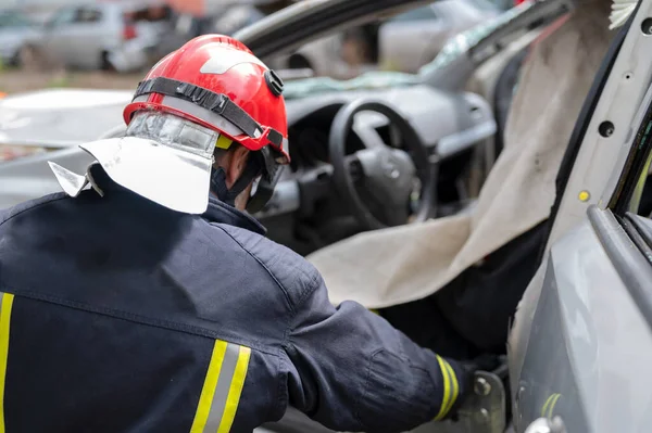 Auto Ongeluk Verkeersongeval Brandweerlieden Redden Gewonde Slachtoffers Val Brandweermannen Geven Stockafbeelding