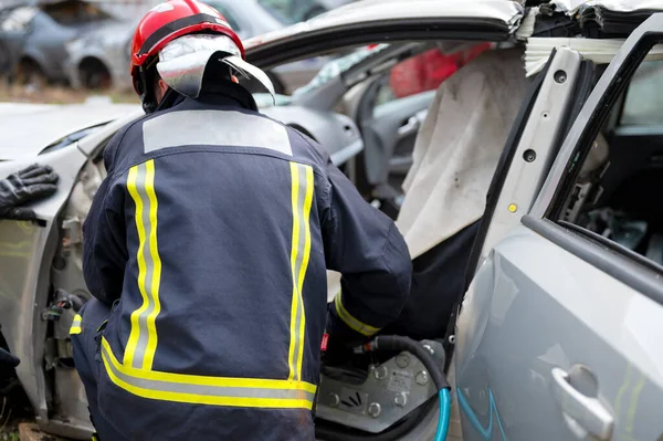 交通事故車 消防士は負傷者を救助した 消防士は乗客に応急処置をする 高品質の写真 ストック写真