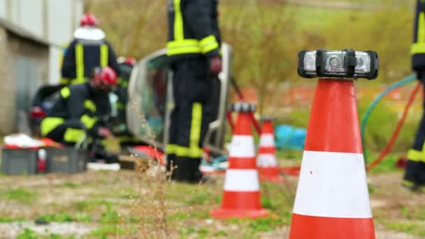 Brandmän Räddningsoperation Utbildning Räddarna Låser Upp Passageraren Bilen Efter Olyckan — Stockvideo