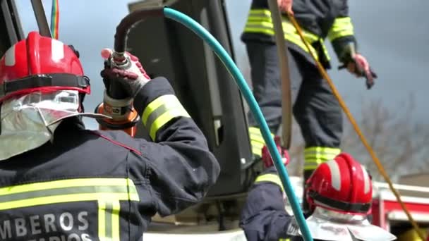 Brandweerlieden Die Hydraulisch Gereedschap Gebruiken Tijdens Een Reddingsoperatie Redders Ontgrendelen — Stockvideo