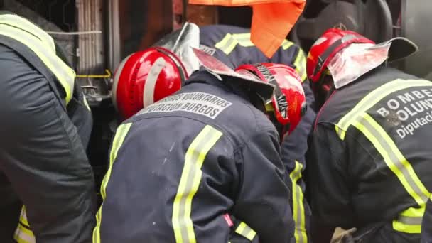 Autóbaleset Történt Tűzoltók Megmentik Csapdába Esett Áldozatokat Tűzoltók Elsősegélyt Adnak — Stock videók