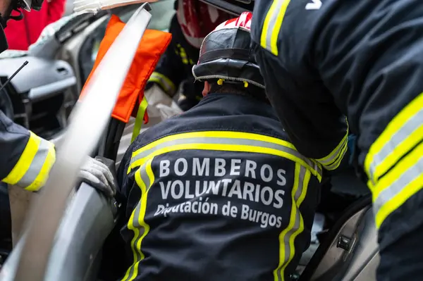 交通事故車 消防士は負傷者を救助した 消防士は乗客に応急処置をする 高品質の写真 — ストック写真