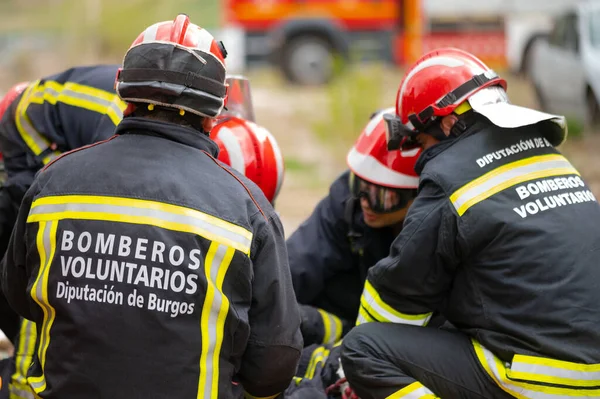交通事故車 消防士は負傷者を救助した 消防士は乗客に応急処置をする 高品質の写真 — ストック写真