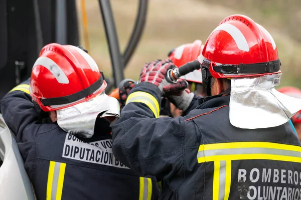 Strażacy Korzystający Narzędzi Hydraulicznych Podczas Szkolenia Akcji Ratunkowej Ratownicy Odblokowują — Zdjęcie stockowe
