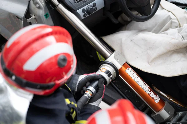 Brandmän Som Använder Hydrauliska Verktyg Räddningsövning Räddarna Låser Upp Passageraren — Stockfoto