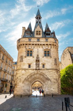 Kapı ya da kapı Porte Cailhau 15. yüzyıldan kalma güzel bir gotik mimaridir. Hem savunma kapısı hem de zafer kemeri. Bordeaux, Fransa. Yüksek kaliteli fotoğrafçılık.