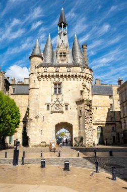 Kapı ya da kapı Porte Cailhau 15. yüzyıldan kalma güzel bir gotik mimaridir. Hem savunma kapısı hem de zafer kemeri. Bordeaux, Fransa. Yüksek kaliteli fotoğrafçılık.