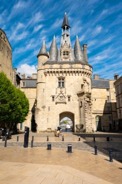 Kapı ya da kapı Porte Cailhau 15. yüzyıldan kalma güzel bir gotik mimaridir. Hem savunma kapısı hem de zafer kemeri. Bordeaux, Fransa. Yüksek kaliteli fotoğrafçılık.