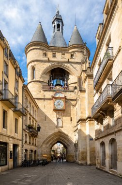 Fransa 'nın Bordeaux şehrindeki bir geçitte asılı duran en eski çan kulesi. Yüksek kaliteli fotoğrafçılık