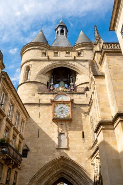 Fransa 'nın Bordeaux şehrindeki bir geçitte asılı duran en eski çan kulesi. Yüksek kaliteli fotoğrafçılık