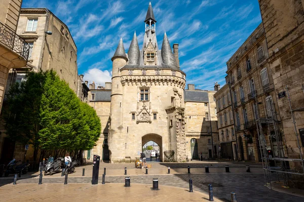 門または門ポルトカイラウは15世紀からの美しいゴシック建築です 防御門と凱旋門の両方です ボルドー フランス 高品質の写真 — ストック写真