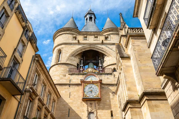 Der Älteste Glockenturm Der Welt Hängt Einem Tor Bordeaux Frankreich lizenzfreie Stockbilder