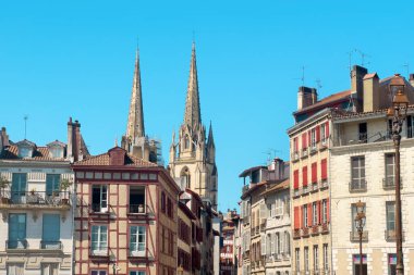 Bayonne kasabası, Aquitaine, Fransa 'daki eski binalar. Yüksek kaliteli fotoğrafçılık