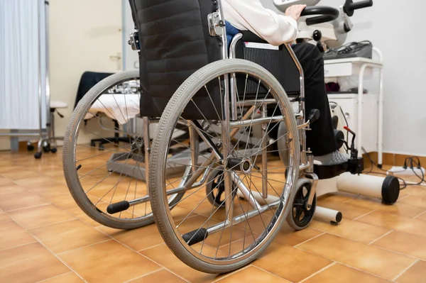 Unrecognizable Elderly Woman Does Pedal Exercises Wheel Chair Hospital High — Stock Photo, Image