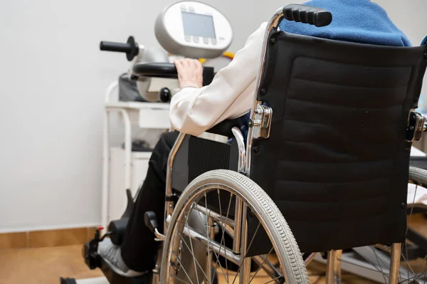 Unrecognizable Elderly Woman Does Pedal Exercises Wheel Chair Hospital High — Stock Photo, Image