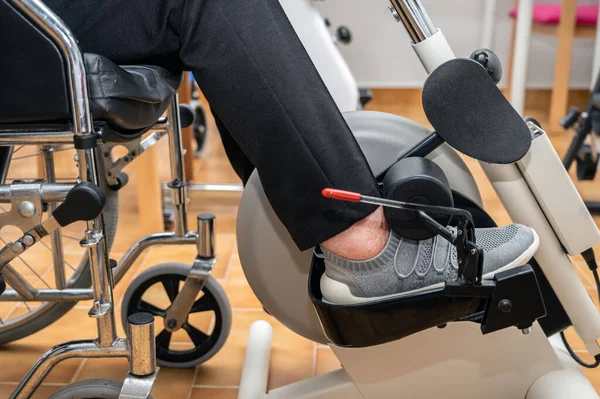 認識できない高齢者の女性は 病院の車椅子からペダル演習を行います 高品質の写真 ロイヤリティフリーのストック写真