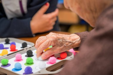 Rehabilitasyon merkezi. Kıdemli hasta üzerinde beyin terapisi bilişsel psikolojik testi. Alzheimer hastalığı ve bunama önleme konsepti. Adaptasyon becerileri iyileştirme. Yüksek kalite fotoğraf