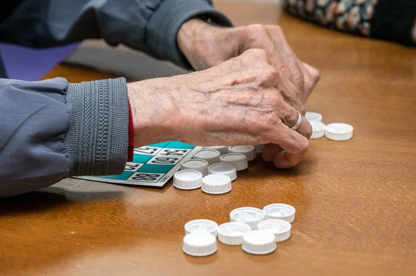 老人ホームでビンゴをしている老人のクローズアップ レジャーゲーム支援生活支援退職 高品質の写真 — ストック写真