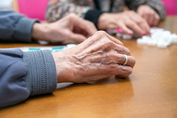 老人ホームでビンゴをプレイしているシニアグループの閉鎖 レジャーゲーム支援生活支援退職 高品質の写真 — ストック写真